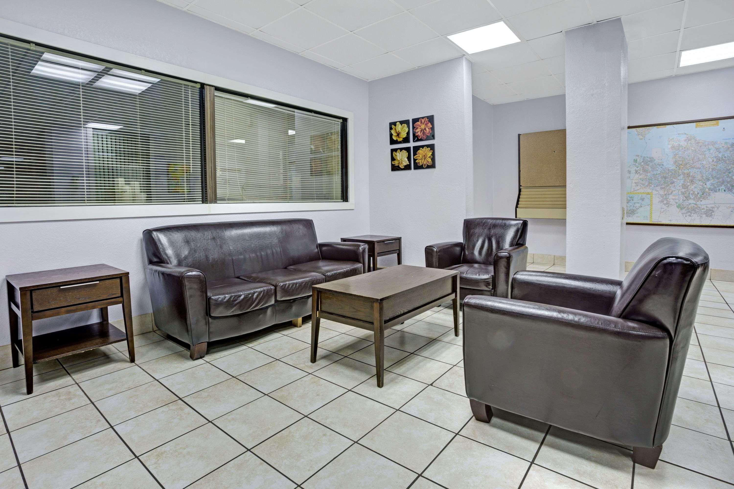 Hotel Days By Wyndham Military Circle